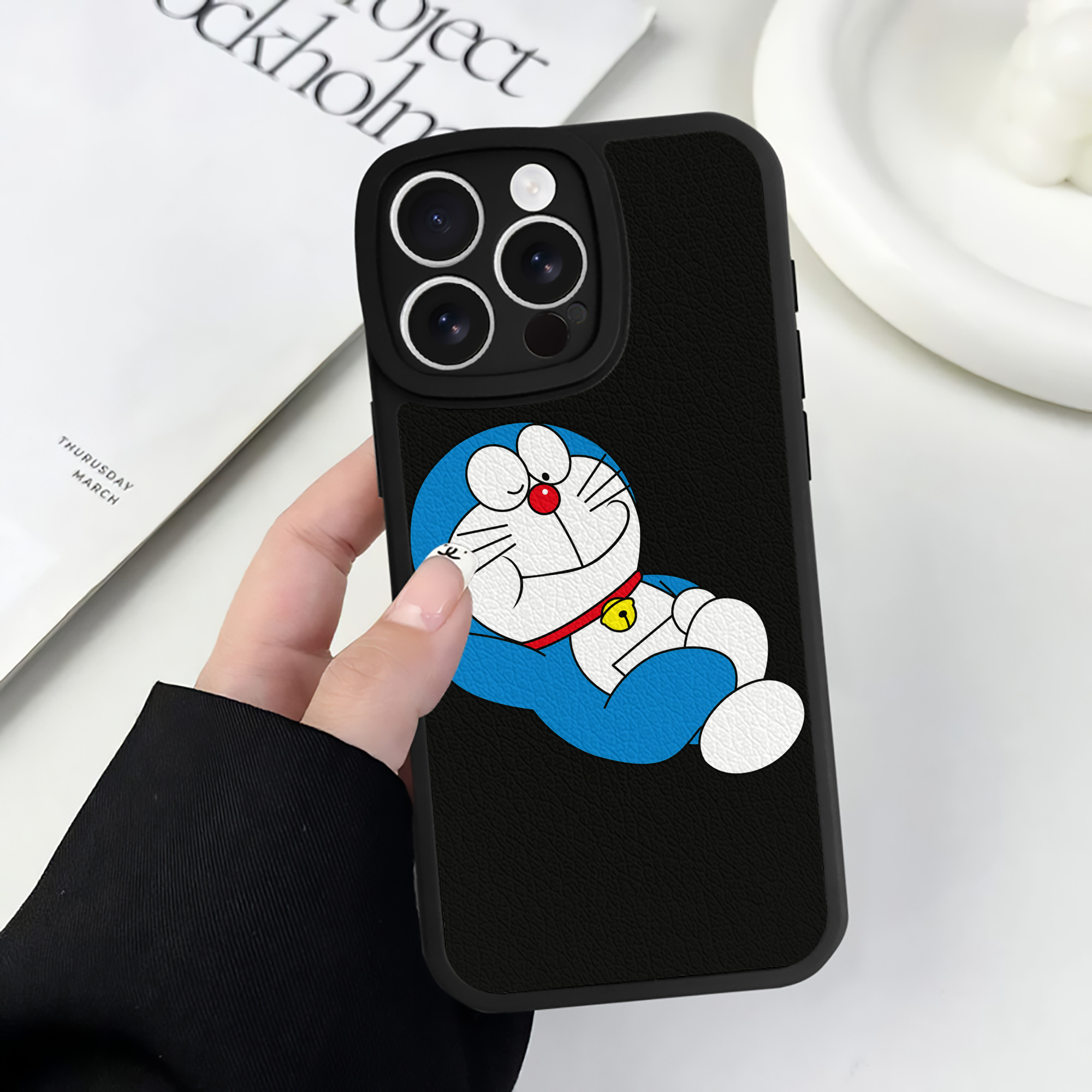 （画像用） ドラえもん Doraemon 【iPhone 16シリーズ対応】シリコンスマホケース（レザー調） 材質：シリコン